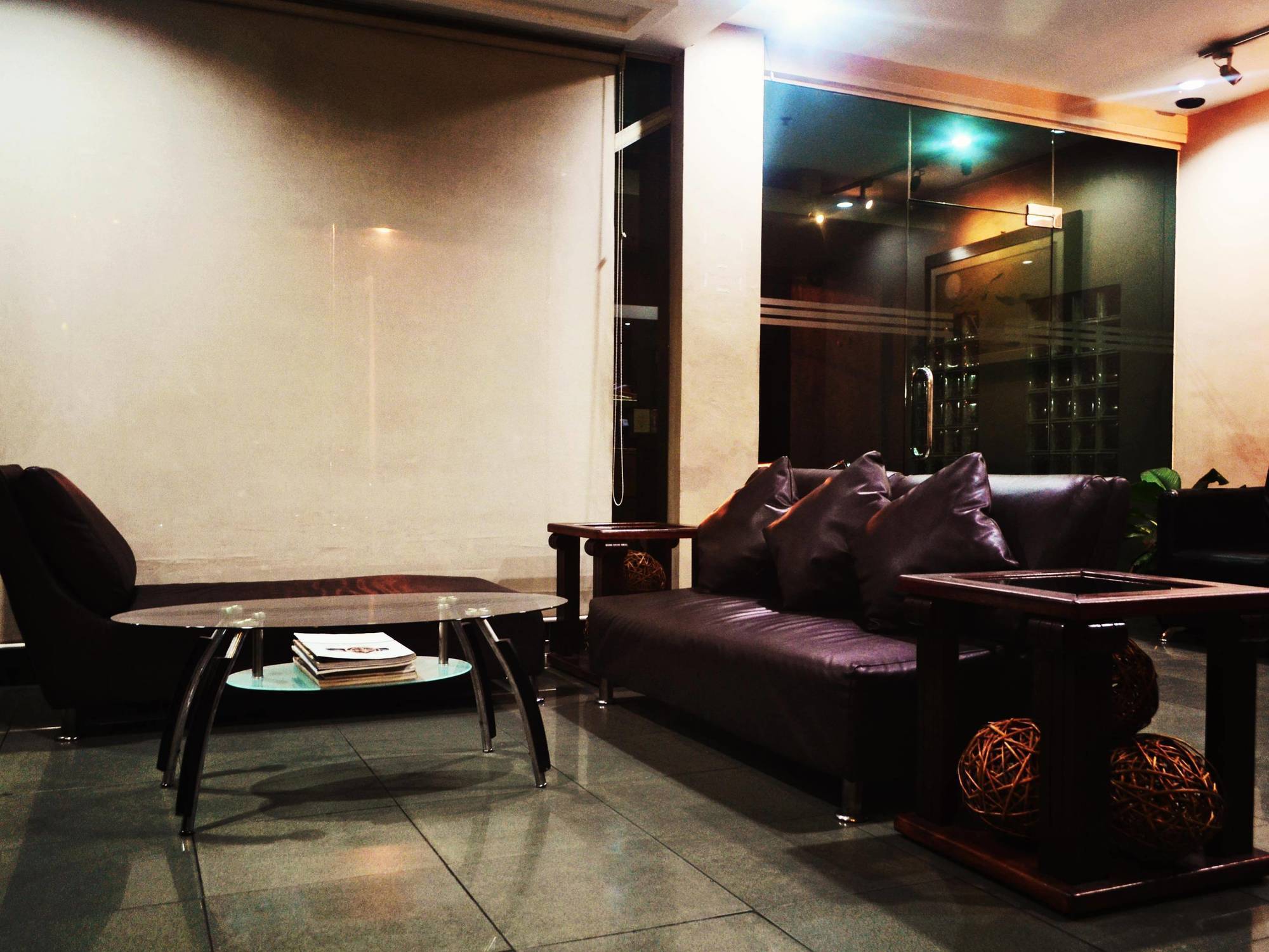 Vive Hotel Makati City Bagian luar foto