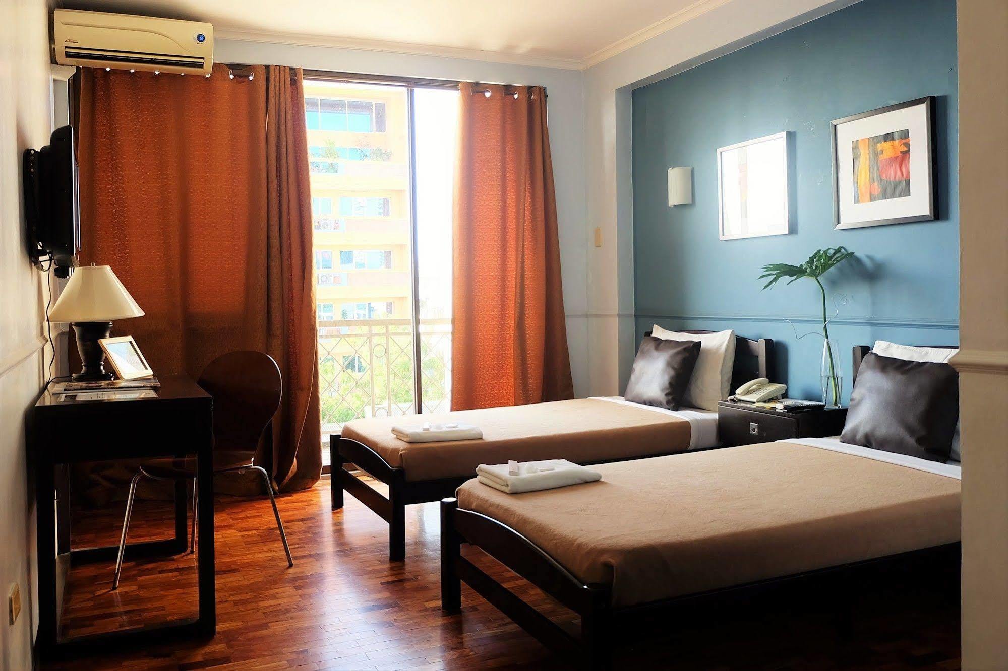 Vive Hotel Makati City Bagian luar foto