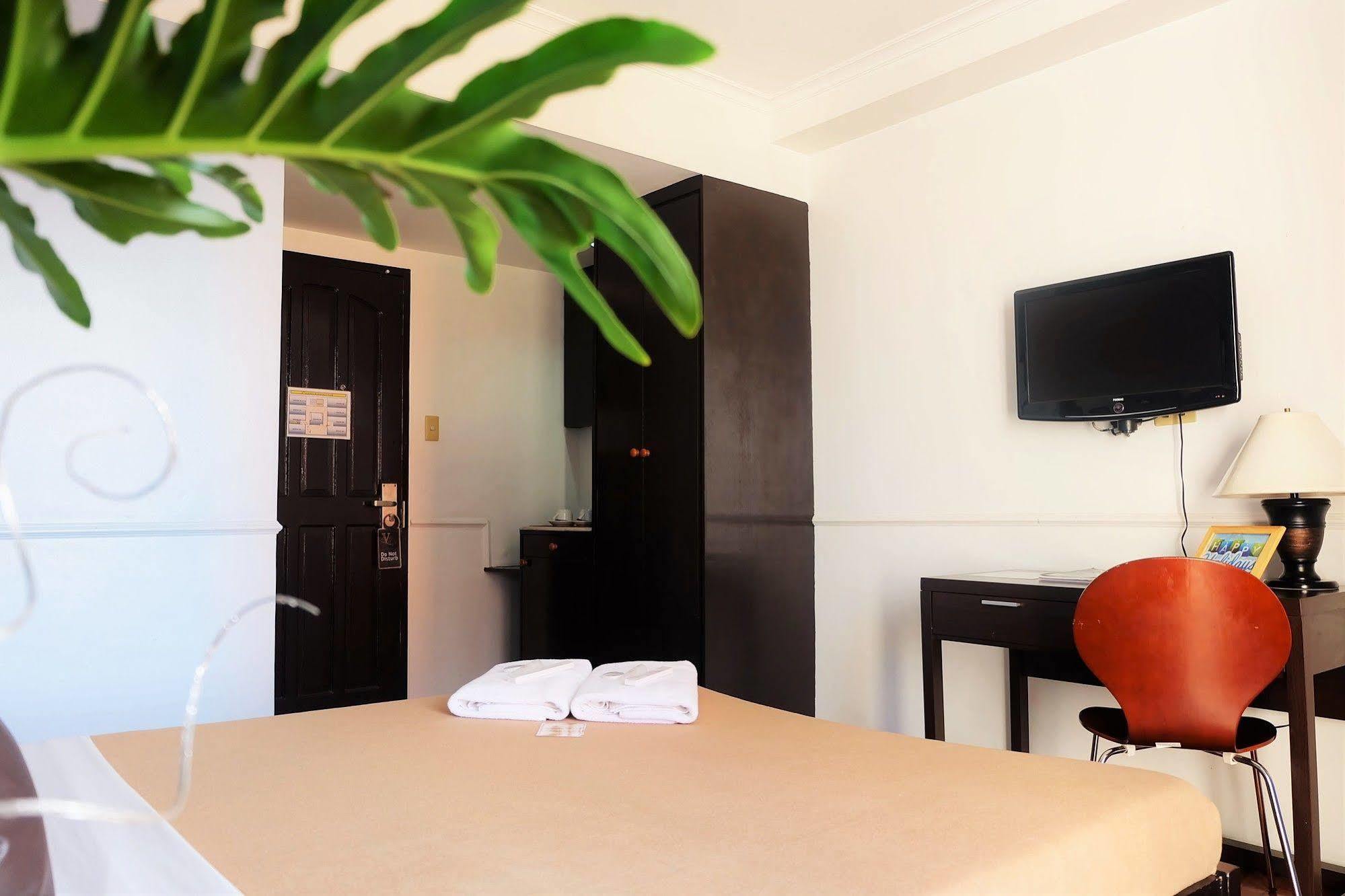Vive Hotel Makati City Bagian luar foto