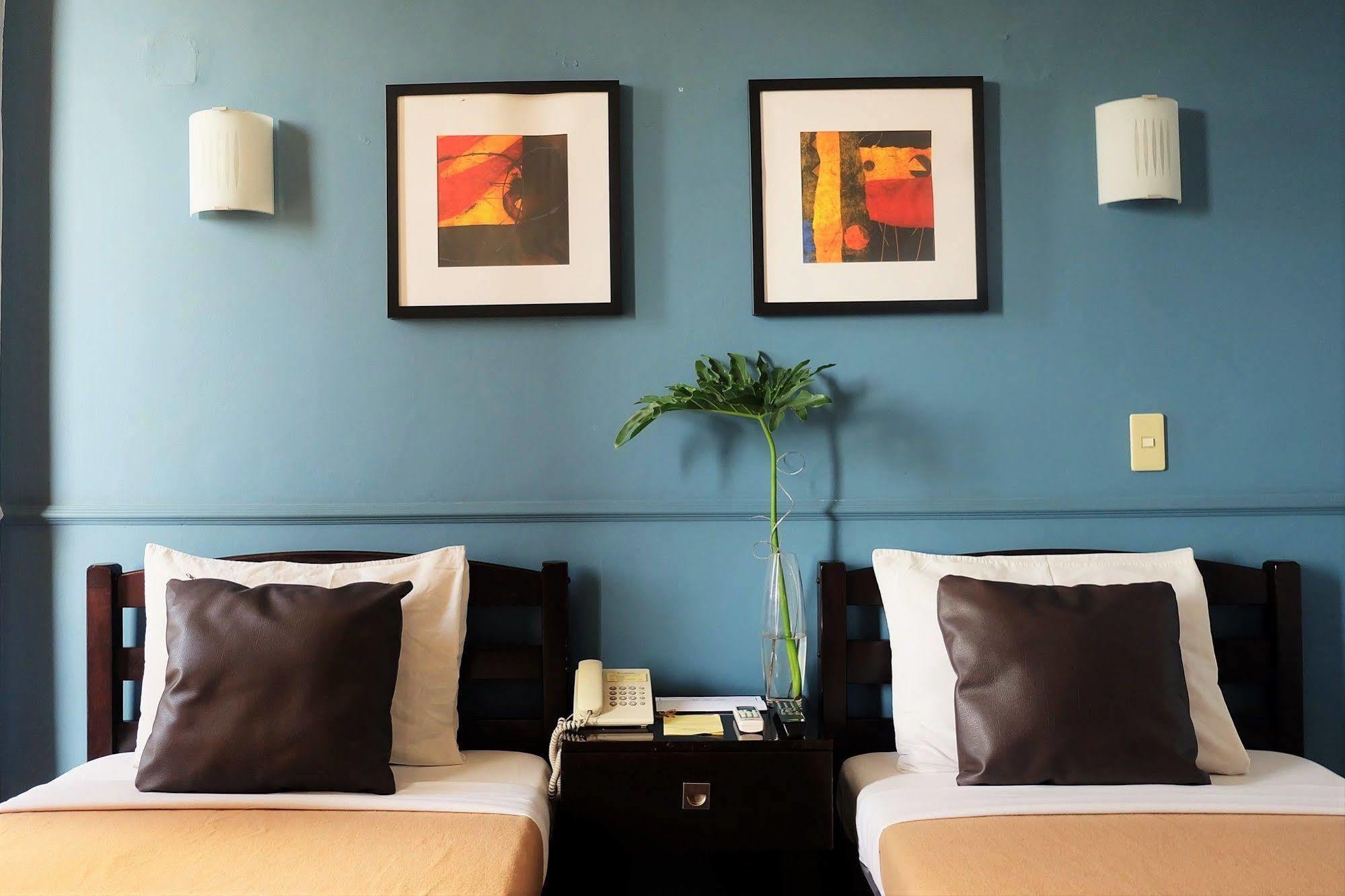 Vive Hotel Makati City Bagian luar foto