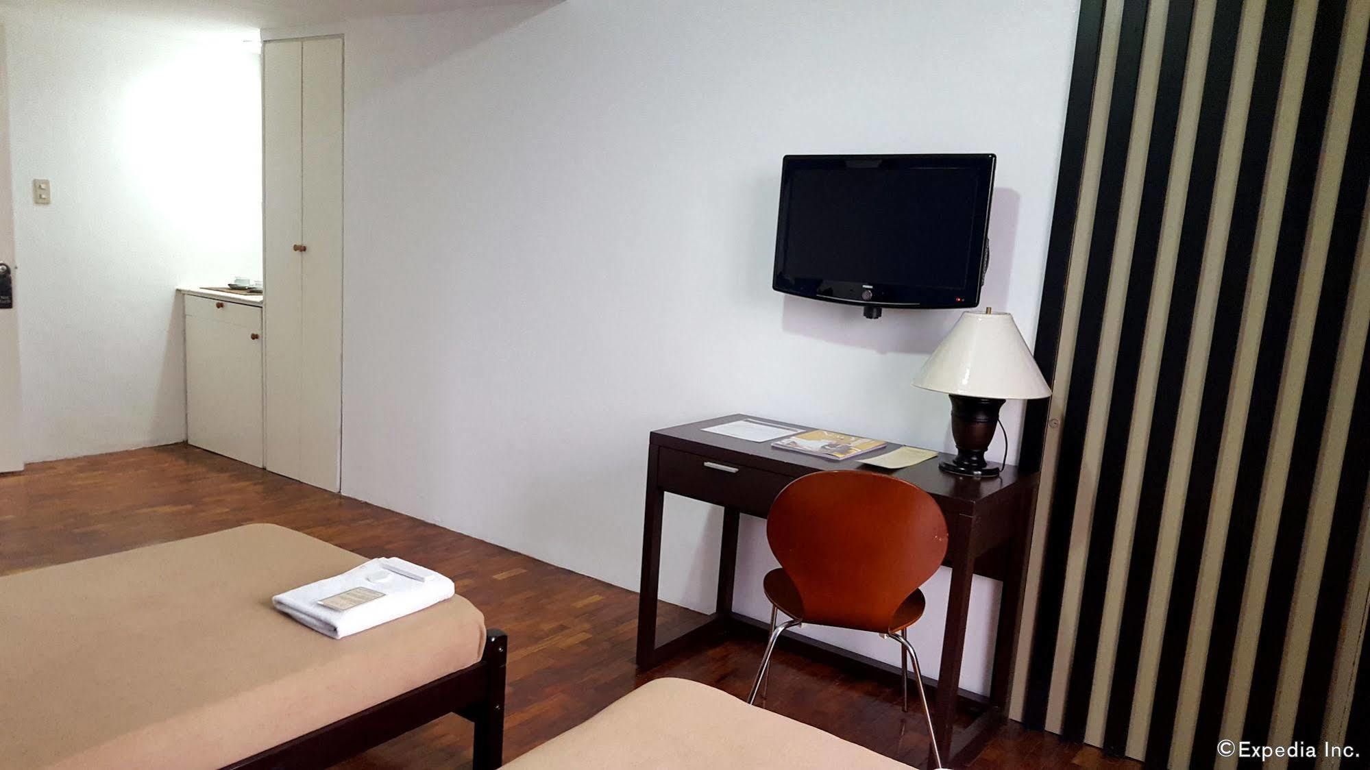Vive Hotel Makati City Bagian luar foto